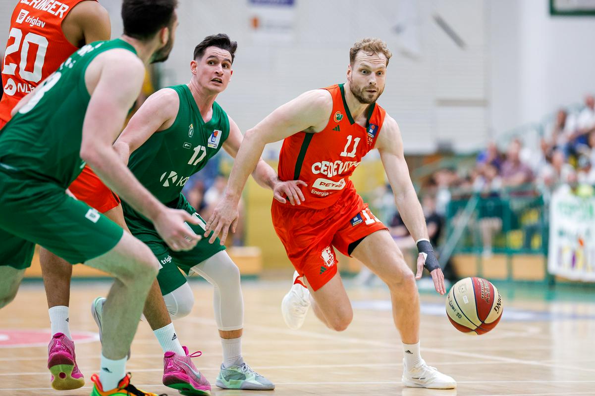 Jaka Blažič se vrača po poškodbi. Proti Krki je dosegel pet točk. Foto: www.alesfevzer.com Jaka Blažič se vrača po poškodbi. Proti Krki je dosegel pet točk. Foto: www.alesfevzer.com