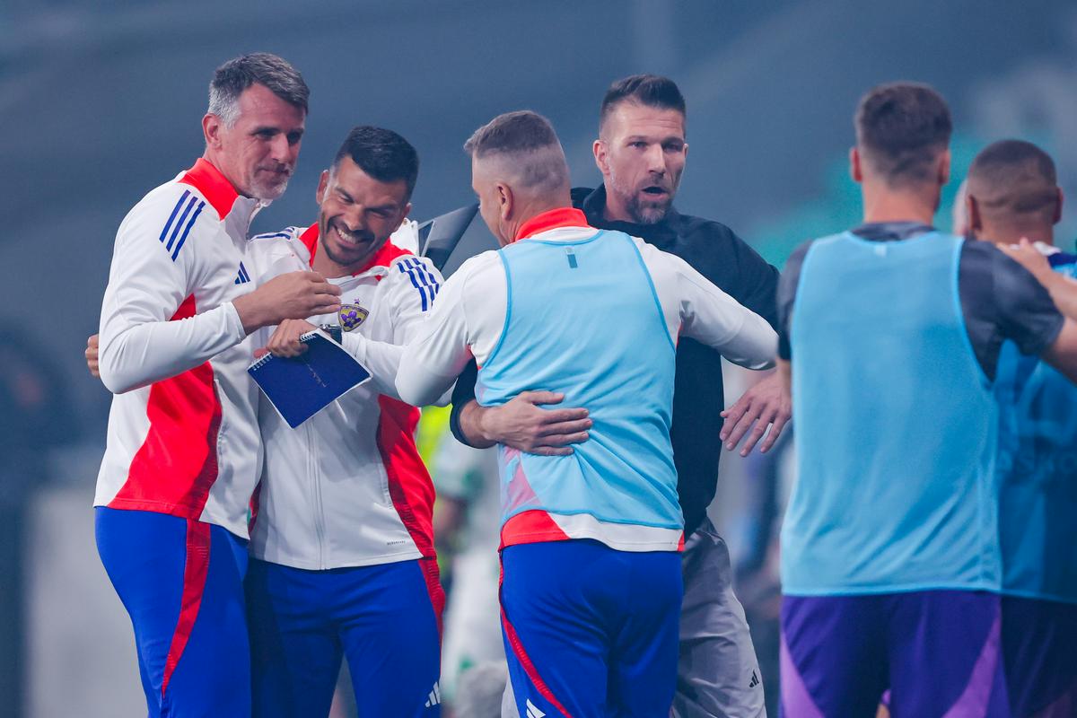 Trener Maribora Cesar je še pojasnil, kako je prejel rumeni karton in zanikal spor z enim izmed navijačev. Trener Maribora Cesar je še pojasnil, kako je prejel rumeni karton in zanikal spor z enim izmed navijačev.