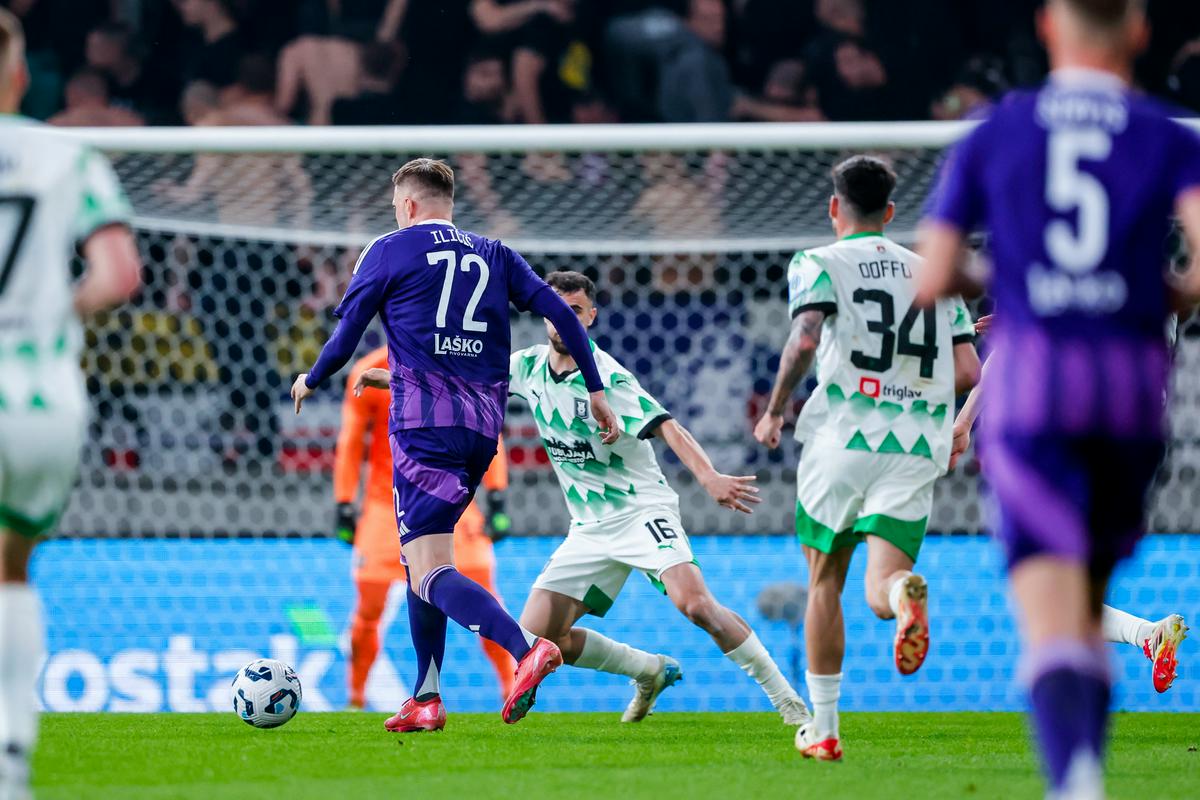 Josip Iličić je odigral 90 minut in je bil vpleten v oba gola Maribora. Ob prvem je podal v globino na Tetteha, sledil je avtogol Čelhake, pred drugim pa je priboril stranski avt. Ob tem mu je Vidovšek z obrambo tekme preprečil gol v 78. minuti. Vseeno je bil to najbrž zadnji Iličićev večni derbi, saj se pogodba 37-letniku izteka, klub pa ima zdaj drugačno vizijo, a na zadnjih tekmah se je Josip Iličić je odigral 90 minut in je bil vpleten v oba gola Maribora. Ob prvem je podal v globino na Tetteha, sledil je avtogol Čelhake, pred drugim pa je priboril stranski avt. Ob tem mu je Vidovšek z obrambo tekme preprečil gol v 78. minuti. Vseeno je bil to najbrž zadnji Iličićev večni derbi, saj se pogodba 37-letniku izteka, klub pa ima zdaj drugačno vizijo, a na zadnjih tekmah se je