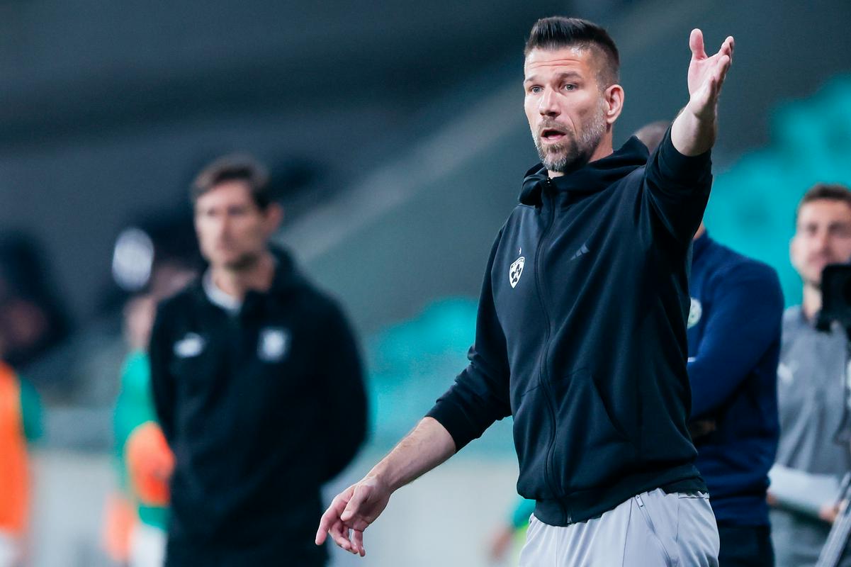 Na 24. tekmi na klopi Maribora je Boštjan Cesar popeljal svoje varovance do 14. zmage, druge nad Olimpijo na treh soočenjih. A zmago v Stožicah morajo zdaj vijoličasti nadgraditi z zmago nad Celjem v sredo, da pridejo tri tekme pred koncem sezone le na štiri točke zaostanka. Foto: www.alesfevzer.com Na 24. tekmi na klopi Maribora je Boštjan Cesar popeljal svoje varovance do 14. zmage, druge nad Olimpijo na treh soočenjih. A zmago v Stožicah morajo zdaj vijoličasti nadgraditi z zmago nad Celjem v sredo, da pridejo tri tekme pred koncem sezone le na štiri točke zaostanka. Foto: www.alesfevzer.com