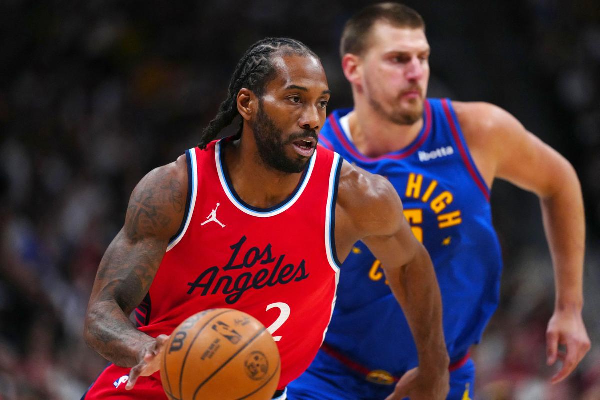 Prva zvezdnika obeh ekip Kawhi Leonard in Nikola Jokić. Leonard je bil najboljši strelec gostov (22 točk), a najslabši po statistiki plus/minus (–33). Jokić je bil blizu trojnemu dvojčku, če bi igral več, bi ga verjetno dosegel, a je ob koncu tretje četrtine v razmaku zgolj 48 sekund dobil tretjo, četrto in peto osebno napako. Foto: Reuters Prva zvezdnika obeh ekip Kawhi Leonard in Nikola Jokić. Leonard je bil najboljši strelec gostov (22 točk), a najslabši po statistiki plus/minus (–33). Jokić je bil blizu trojnemu dvojčku, če bi igral več, bi ga verjetno dosegel, a je ob koncu tretje četrtine v razmaku zgolj 48 sekund dobil tretjo, četrto in peto osebno napako. Foto: Reuters