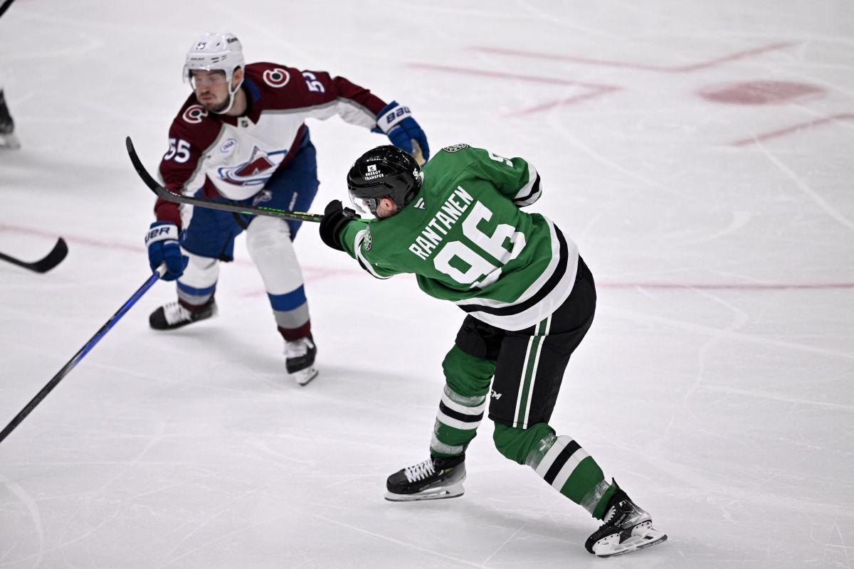 Mikko Rantanen je desetletje igral za Colorado (in osvojil tudi Stanleyjev pokal), letos pa je najprej prestopil v Carolino in nato k Dallasu. Foto: Reuters Mikko Rantanen je desetletje igral za Colorado (in osvojil tudi Stanleyjev pokal), letos pa je najprej prestopil v Carolino in nato k Dallasu. Foto: Reuters