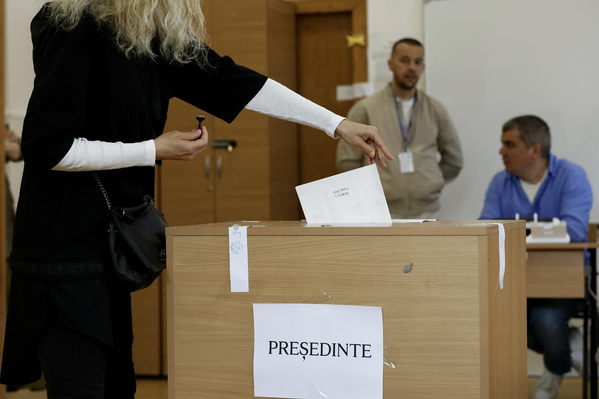 Volišča v Romuniji bodo odprta od 6. do 20. ure po srednjeevropskem času. Kmalu po zaprtju volišč je pričakovati prve projekcije rezultatov. Foto: EPA Volišča v Romuniji bodo odprta od 6. do 20. ure po srednjeevropskem času. Kmalu po zaprtju volišč je pričakovati prve projekcije rezultatov. Foto: EPA