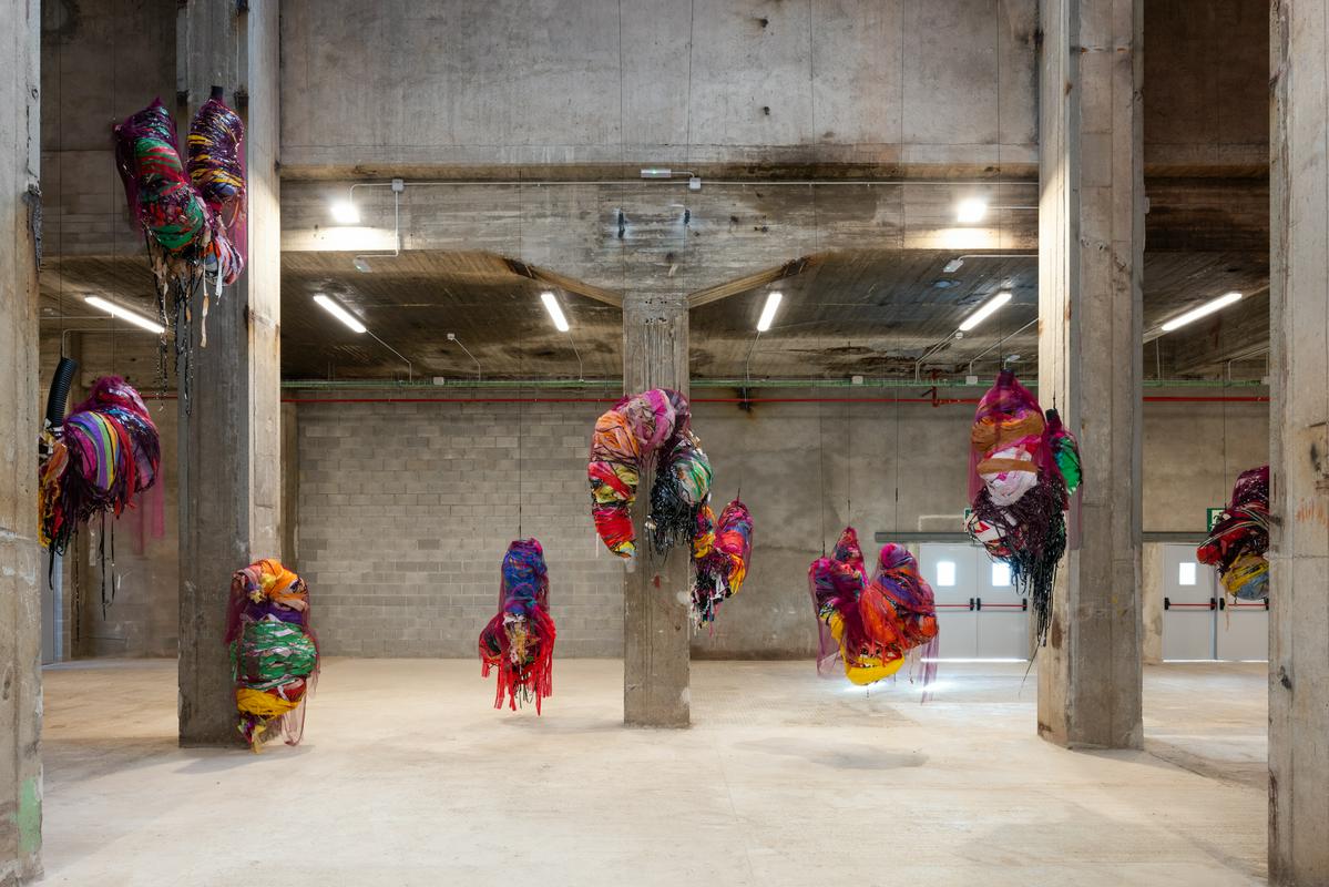 Nnena Kalu - Hanging Sculpture. Nnena Kalu – Hanging Sculpture. Foto: Galerija Tate/Ivan Erofeev/Manifesta 15 Barcelona Metropolitana