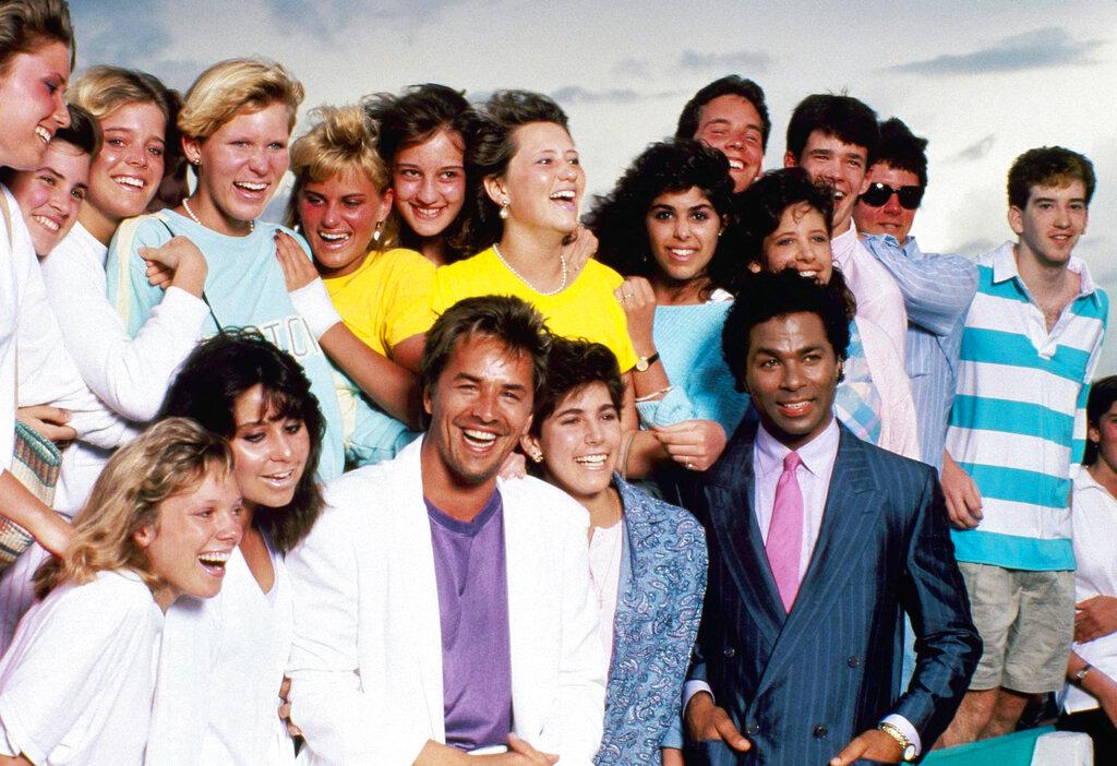 Zvezdnika serije Miami Vice Don Johnson in Philip Michael Thomas (spredaj v sredini) sta junija 1986 v Miamiju deležna pozornost skupine mladih na počitnicah ob snemanju tretje sezone ene najbolj uspešnih serij na ameriški televizijski mreži NBC. Foto: AP Zvezdnika serije Miami Vice Don Johnson in Philip Michael Thomas (spredaj v sredini) sta junija 1986 v Miamiju deležna pozornost skupine mladih na počitnicah ob snemanju tretje sezone ene najbolj uspešnih serij na ameriški televizijski mreži NBC. Foto: AP