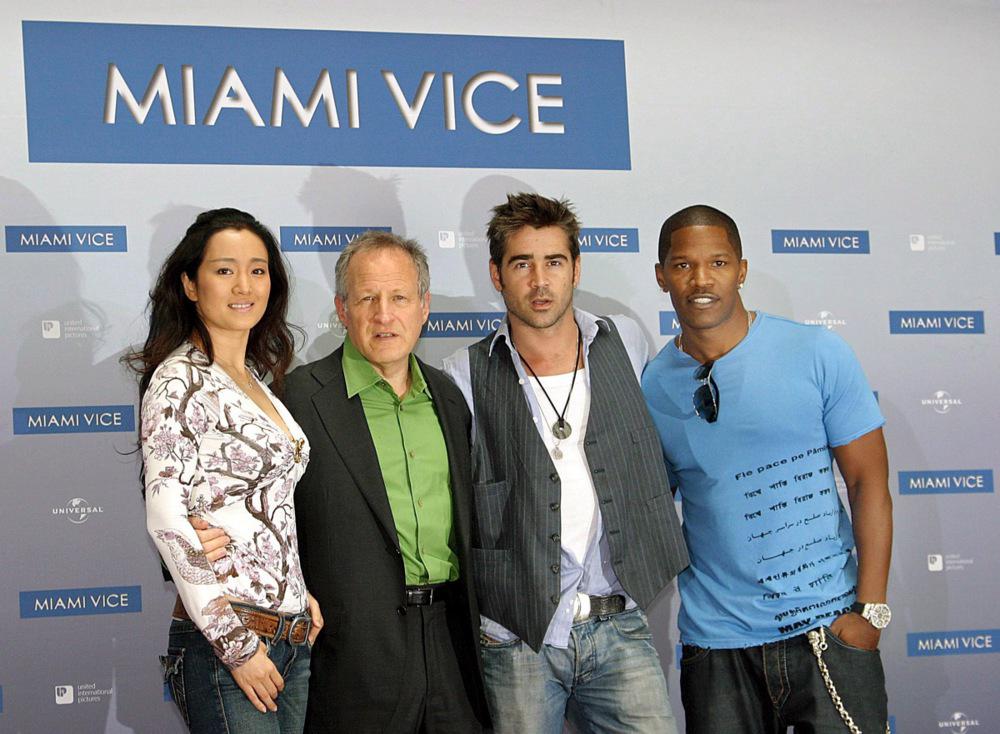 Na fotografiji (od leve proti desni) Gong Li, Michael Mann, Colin Farrell in Jamie Foxx leta 2006 na berlinski premieri filma Miami Vice. Foto: EPA Na fotografiji (od leve proti desni) Gong Li, Michael Mann, Colin Farrell in Jamie Foxx leta 2006 na berlinski premieri filma Miami Vice. Foto: EPA