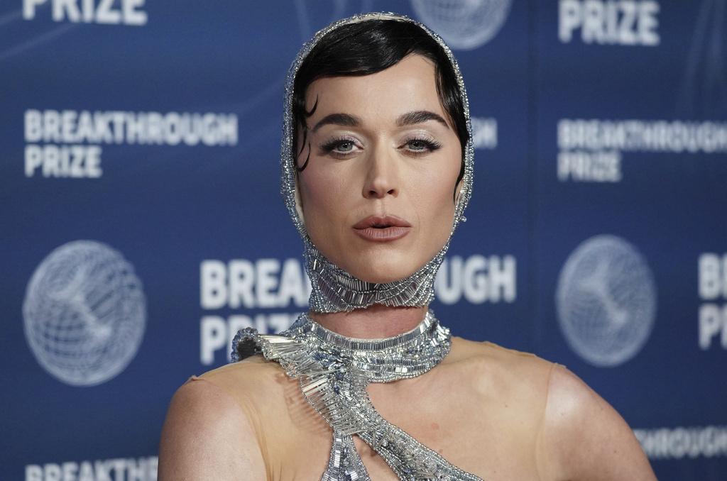Katy nikakor ne uspe stopiti v korak s časom. Foto: AP Katy nikakor ne uspe stopiti v korak s časom. Foto: AP