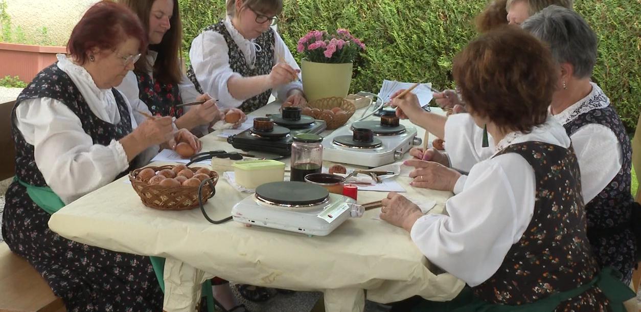 Šempavski pirhi so posebna etnološka tradicija iz Poljubinja. Na fotografiji so pisalke pirhov pri delu. Foto: TV Slovenija/zajem zaslona Šempavski pirhi so posebna etnološka tradicija iz Poljubinja. Na fotografiji so pisalke pirhov pri delu. Foto: TV Slovenija/zajem zaslona