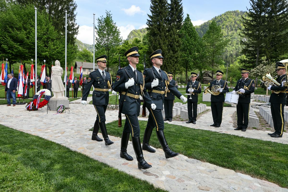 Slovesnost v parku gradu Katzenstein v Begunjah na Gorenjskem. Foto: BoBo/Borut Živulović Slovesnost v parku gradu Katzenstein v Begunjah na Gorenjskem. Foto: BoBo/Borut Živulović