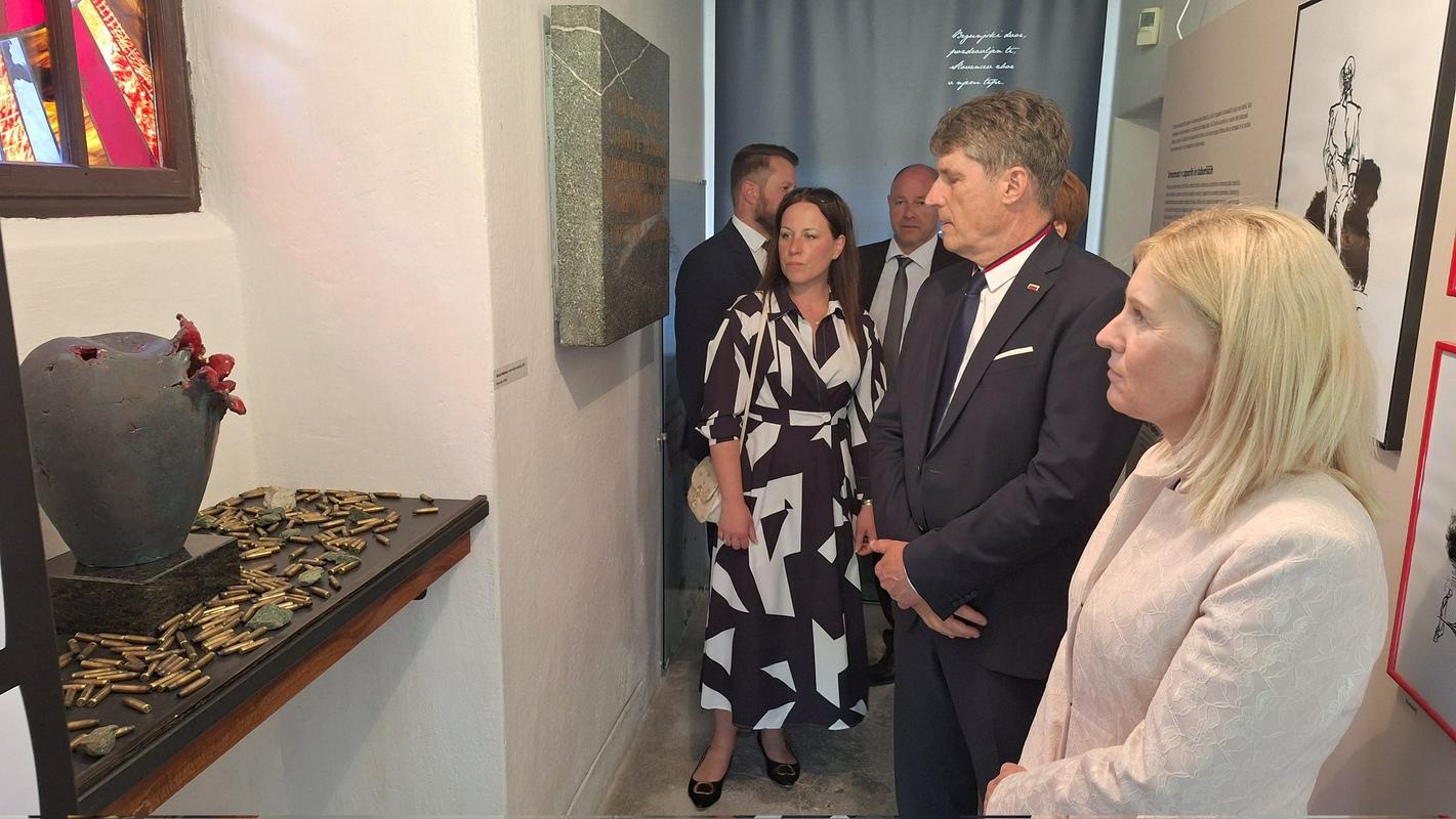 Vodja projekta in avtorica idejne zasnove razstave Petra Bole je zapisala, da Muzej talcev ni muzej preteklosti, temveč prostor, kjer preteklost dobi svoj glas, v tišini pa Vodja projekta in avtorica idejne zasnove razstave Petra Bole je zapisala, da Muzej talcev ni muzej preteklosti, temveč prostor, kjer preteklost dobi svoj glas, v tišini pa