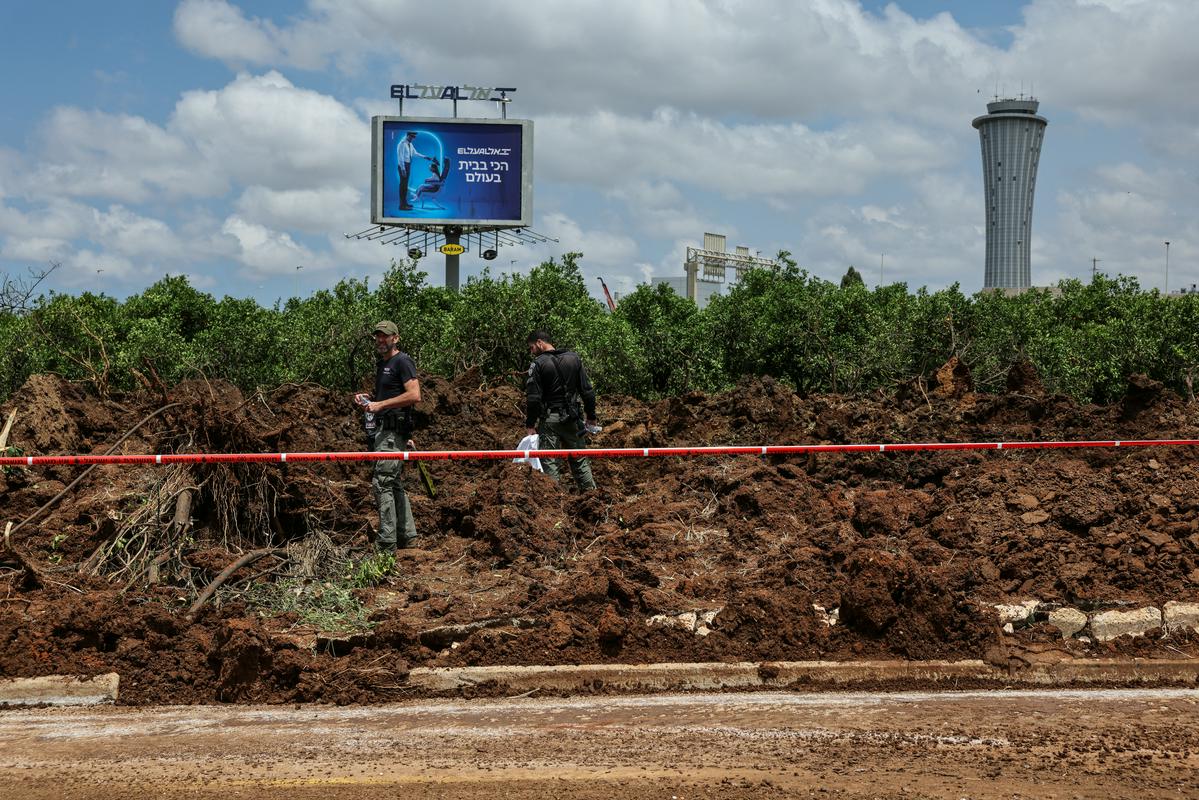 Krater na letališču, ki je nastal po eksploziji hutijevske rakete. Foto: Reuters Krater na letališču, ki je nastal po eksploziji hutijevske rakete. Foto: Reuters