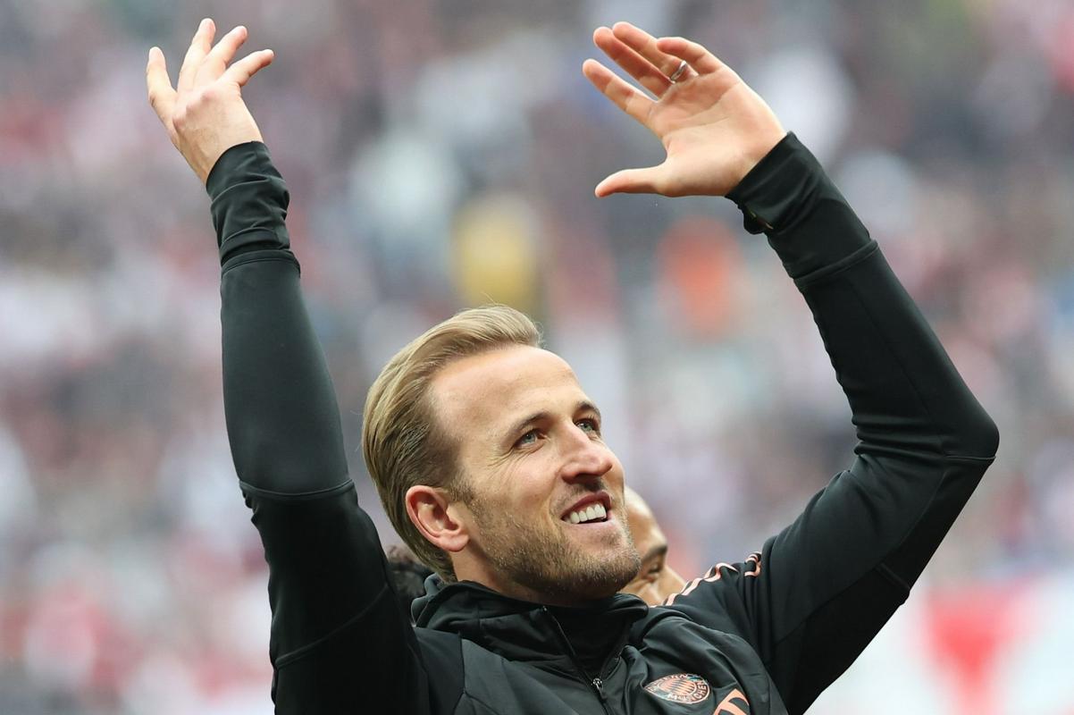 Harry Kane se je veselil že v soboto v Leipzigu. V nedeljo je dočakal potrditev prve lovorike v karieri. Foto: EPA Harry Kane se je veselil že v soboto v Leipzigu. V nedeljo je dočakal potrditev prve lovorike v karieri. Foto: EPA