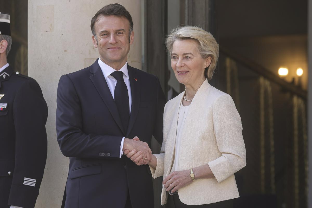 Predsednica Evropske komisije Ursula von der Leyen na obisku pri francoskem predsedniku Emmanuelu Macronu v Elizejski palači. Foto: Reuters Predsednica Evropske komisije Ursula von der Leyen na obisku pri francoskem predsedniku Emmanuelu Macronu v Elizejski palači. Foto: Reuters