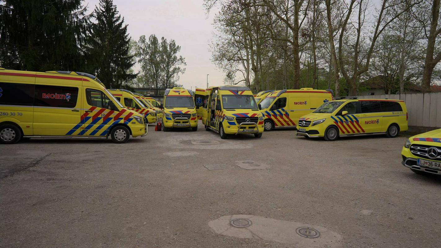 Mercedes-Benz Vans je sprinter predstavil leta 1995, s čimer se je začela nova doba velikih dostavnikov. Sprinter je bil prvi Mercedesov model z lastnim imenom, ki je nadomestil dotedanje alfanumerične oznake. V segment je prinesel tehnične novosti, kot so kolutne zavore na vseh kolesih, ABS, optimizirano podvozje ter samonosilno konstrukcijo s pogonom na zadnja kolesa. Zaradi prilagodljivosti in trpežnosti je postal temeljno vozilo v številnih panogah – od reševalnih služb do občinskih podjetij, obrtnikov in popotnikov. Foto: MMC RTV SLO/Avtomobilnost Mercedes-Benz Vans je sprinter predstavil leta 1995, s čimer se je začela nova doba velikih dostavnikov. Sprinter je bil prvi Mercedesov model z lastnim imenom, ki je nadomestil dotedanje alfanumerične oznake. V segment je prinesel tehnične novosti, kot so kolutne zavore na vseh kolesih, ABS, optimizirano podvozje ter samonosilno konstrukcijo s pogonom na zadnja kolesa. Zaradi prilagodljivosti in trpežnosti je postal temeljno vozilo v številnih panogah – od reševalnih služb do občinskih podjetij, obrtnikov in popotnikov. Foto: MMC RTV SLO/Avtomobilnost