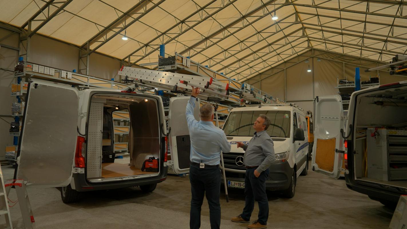 Zaradi prostornosti lahko sprinter sprejme veliko opreme in orodja ter ponuja prilagoditve za delo na terenu. Foto: MMC RTV SLO/Avtomobilnost Zaradi prostornosti lahko sprinter sprejme veliko opreme in orodja ter ponuja prilagoditve za delo na terenu. Foto: MMC RTV SLO/Avtomobilnost