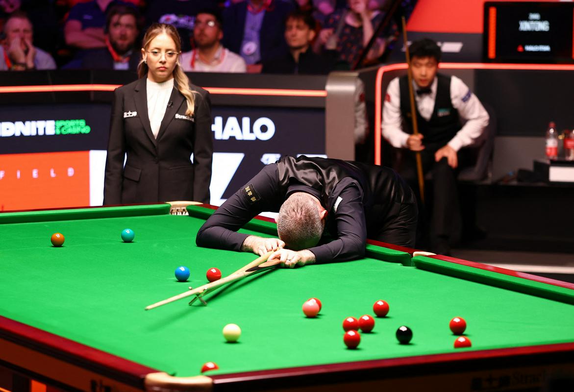 Ko je Mark Williams v 30. igri zgrešil rdečo kroglo, je vedel, da je finala konec. Foto: Reuters Ko je Mark Williams v 30. igri zgrešil rdečo kroglo, je vedel, da je finala konec. Foto: Reuters