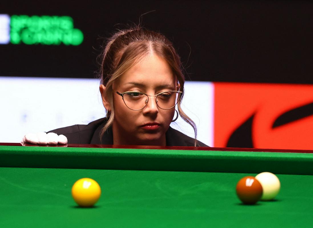 V finalu je sodila Desislava Bozhilova, po Michaeli Tabb je postala druga sodnica, ki je sodila v finalu svetovnega prvenstva. Bolgarka je s tem postala prva ženska, ki je sodila vse tri velike finale (SP, masters in OP Velike Britanije). Foto: Reuters V finalu je sodila Desislava Bozhilova, po Michaeli Tabb je postala druga sodnica, ki je sodila v finalu svetovnega prvenstva. Bolgarka je s tem postala prva ženska, ki je sodila vse tri velike finale (SP, masters in OP Velike Britanije). Foto: Reuters