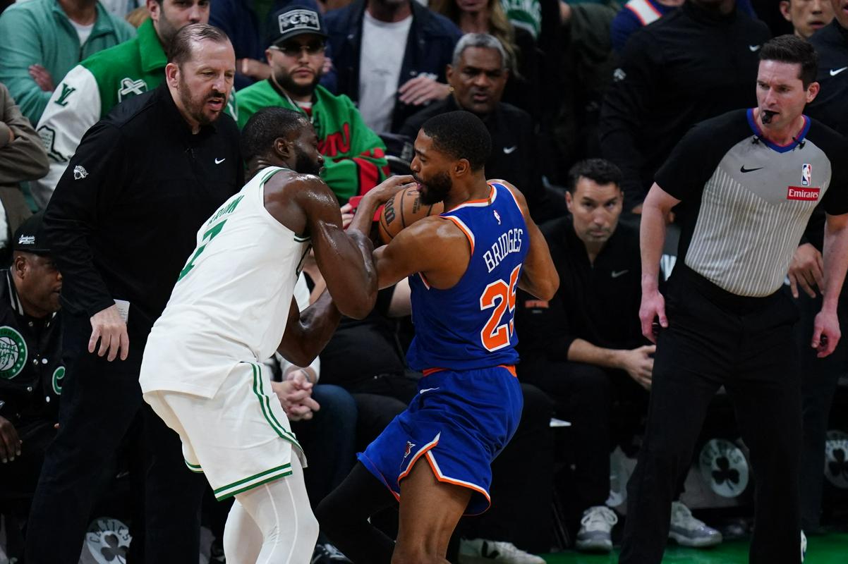 Zmagoviti trenutek Knicksov v TD Gardnu: Mikal Bridges je ukradel žogo Jaylenu Brownu, ki je skušal priti do izenačujoče trojke. Foto: Reuters Zmagoviti trenutek Knicksov v TD Gardnu: Mikal Bridges je ukradel žogo Jaylenu Brownu, ki je skušal priti do izenačujoče trojke. Foto: Reuters