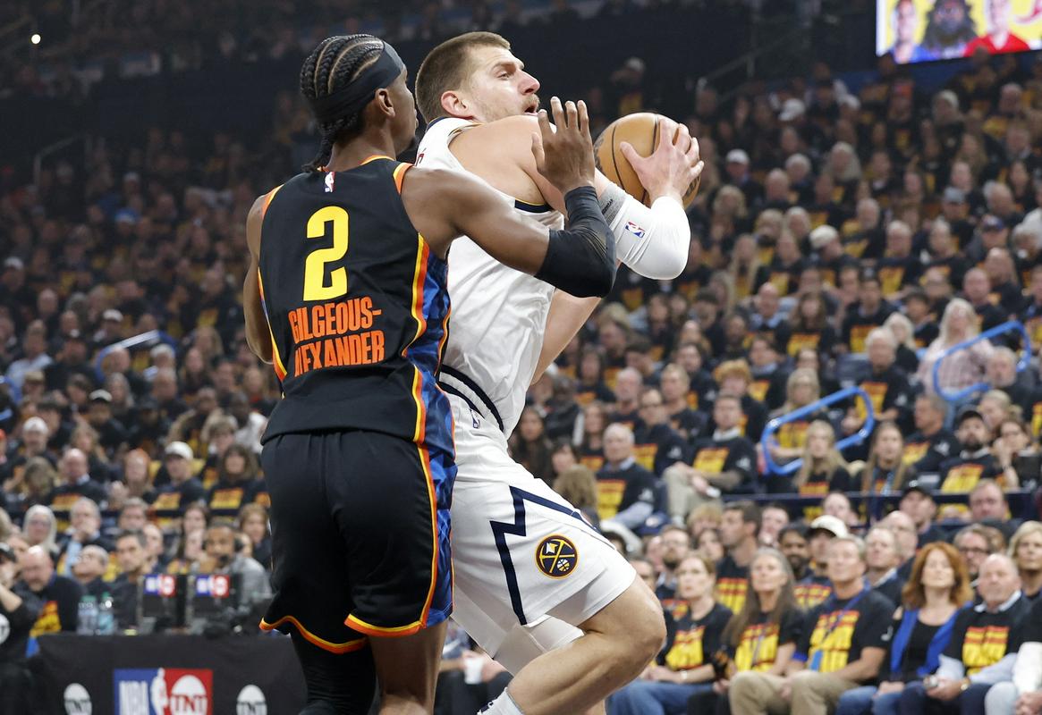 V zvezdniškem dvoboju je Nikola Jokić kljub le dnevu počitka zasenčil Shaia Gigleous-Alexandra. 42 točk v 42 minutah igre, 22 skokov, 6 podaj in 2 blokadi za Srba, ki je postal šele četrti igralec z vsaj 40 točkami, 20 skoki in 5 podajami na tekmah končnice. Foto: Reuters V zvezdniškem dvoboju je Nikola Jokić kljub le dnevu počitka zasenčil Shaia Gigleous-Alexandra. 42 točk v 42 minutah igre, 22 skokov, 6 podaj in 2 blokadi za Srba, ki je postal šele četrti igralec z vsaj 40 točkami, 20 skoki in 5 podajami na tekmah končnice. Foto: Reuters