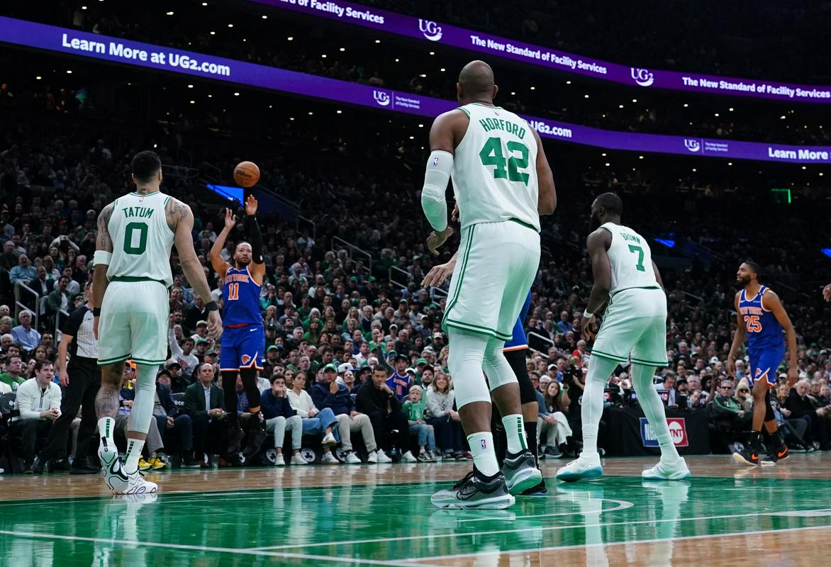 Boston je zgrešil več trojk (45), kot jih je New York sploh vrgel na tekmi (37). Celticsi so za tri metali 15/60 (25 %), Knicksi pa 17/37 (46 %). Foto: Reuters Boston je zgrešil več trojk (45), kot jih je New York sploh vrgel na tekmi (37). Celticsi so za tri metali 15/60 (25 %), Knicksi pa 17/37 (46 %). Foto: Reuters
