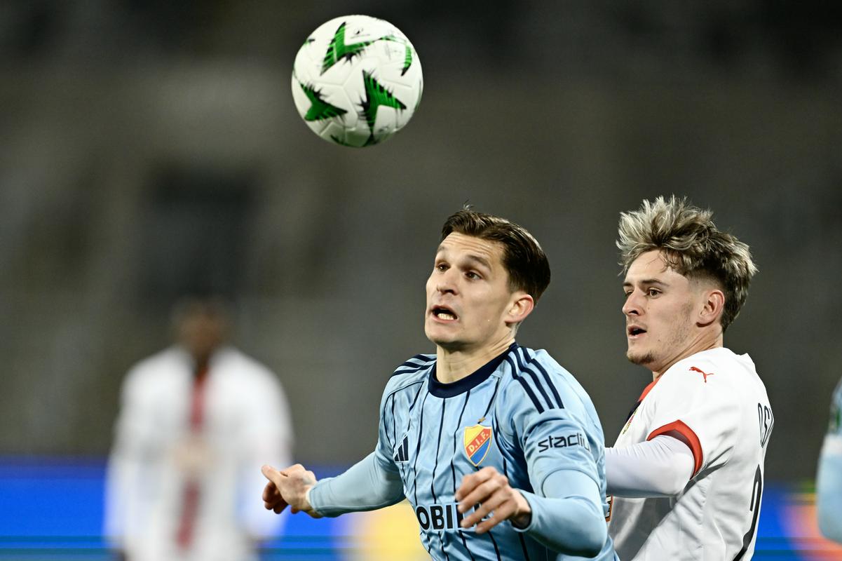 24-letni Nino Žugelj je pozimi Bodo/Glimt zamenjal za Djurgarden, zdaj pa tako norveški kot švedski klub igrata polfinale Evropske oziroma Konferenčne lige. Foto: EPA 24-letni Nino Žugelj je pozimi Bodo/Glimt zamenjal za Djurgarden, zdaj pa tako norveški kot švedski klub igrata polfinale Evropske oziroma Konferenčne lige. Foto: EPA