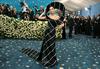 Zvezdniki na veličastni rdeči preprogi Met Gala: Od noseče Rihanne do ekstravagantne Demi Moore
