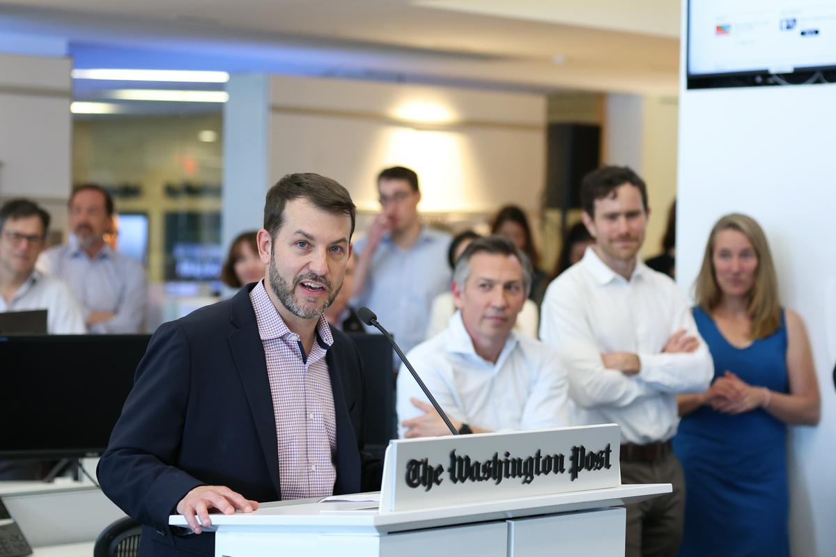 Washington Post je nagrajen v kategoriji izredne novice za pokrivanje lanskega poskusa atentata na tedanjega predsedniškega kandidata Donalda Trumpa. Foto: EPA Washington Post je nagrajen v kategoriji izredne novice za pokrivanje lanskega poskusa atentata na tedanjega predsedniškega kandidata Donalda Trumpa. Foto: EPA