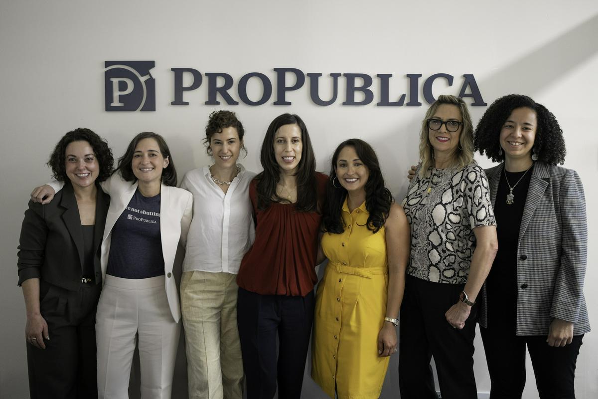 ProPublica je Pulitzerja prejela za poročanje o nosečnicah, ki so umrle zaradi zapletov po tem, ko jim zdravniki zaradi zakonskih omejitev in prepovedi niso upali prekiniti nosečnosti. Foto: EPA ProPublica je Pulitzerja prejela za poročanje o nosečnicah, ki so umrle zaradi zapletov po tem, ko jim zdravniki zaradi zakonskih omejitev in prepovedi niso upali prekiniti nosečnosti. Foto: EPA