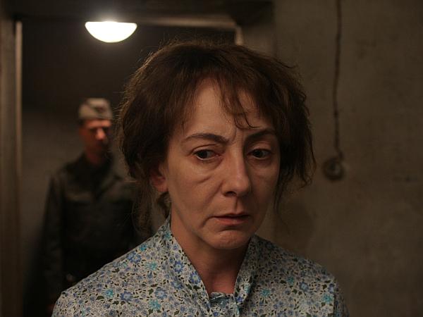 Na podlagi knjige Skriti spomin je Maja Weiss posnela celovečerni igrani film, ki predstavlja zgodbo Angele Vode. Vlogo Angele Vode igra v filmu Silva Čušin, poleg nje pa v filmu nastopa še 50 igralcev in več kot 900 statistov. Foto: Stane Sršen/RTVLO Na podlagi knjige Skriti spomin je Maja Weiss posnela celovečerni igrani film, ki predstavlja zgodbo Angele Vode. Vlogo Angele Vode igra v filmu Silva Čušin, poleg nje pa v filmu nastopa še 50 igralcev in več kot 900 statistov. Foto: Stane Sršen/RTVLO