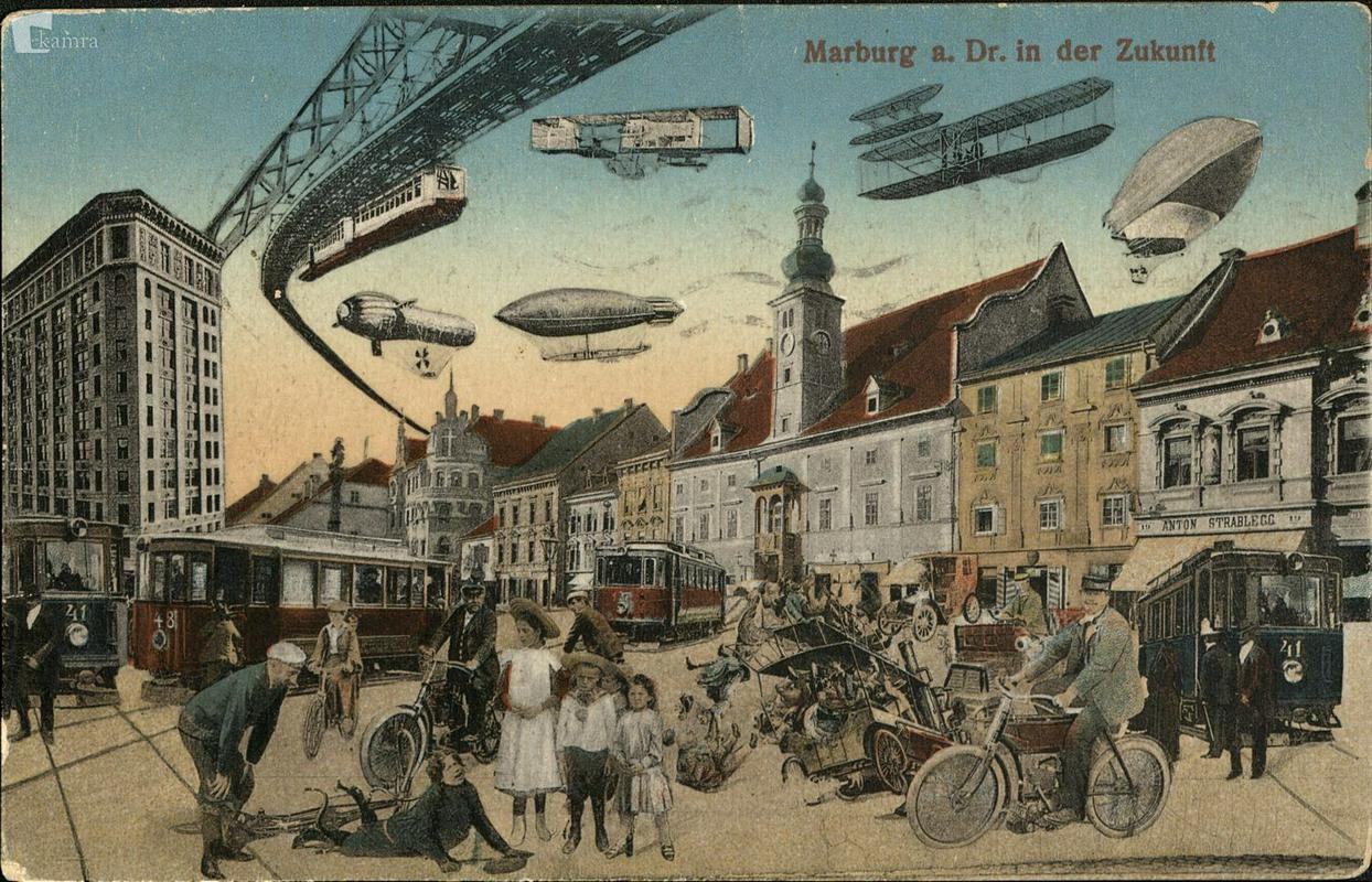Futuristična upodobitev Glavnega trga v Mariboru z nenavadnimi prevoznimi sredstvi na razglednici iz leta 1916. Foto: UKM, Zbirka drobnih tiskov. Futuristična upodobitev Glavnega trga v Mariboru z nenavadnimi prevoznimi sredstvi na razglednici iz leta 1916. Foto: UKM, Zbirka drobnih tiskov.