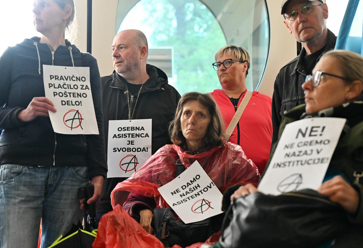 Protest, ki se ga je udeležilo nekaj deset ljudi, so podprli tudi v Sindikatu mladi plus in Ekosocialistični iniciativi Klas. Vlado so opozorili na njene predvolilne obljube boja proti prekarnosti in zadostno financiranje osebne asistence, ki mora postati javna in dobro regulirana služba. Foto: BoBo Protest, ki se ga je udeležilo nekaj deset ljudi, so podprli tudi v Sindikatu mladi plus in Ekosocialistični iniciativi Klas. Vlado so opozorili na njene predvolilne obljube boja proti prekarnosti in zadostno financiranje osebne asistence, ki mora postati javna in dobro regulirana služba. Foto: BoBo