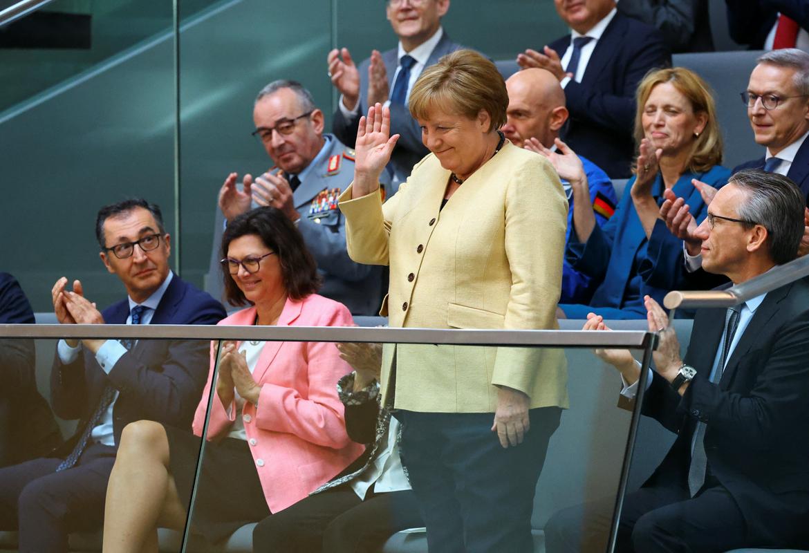 Seje se je na tribuni za obiskovalce udeležila tudi nekdanja kanclerka Angela Merkel. Foto: Reuters Seje se je na tribuni za obiskovalce udeležila tudi nekdanja kanclerka Angela Merkel. Foto: Reuters
