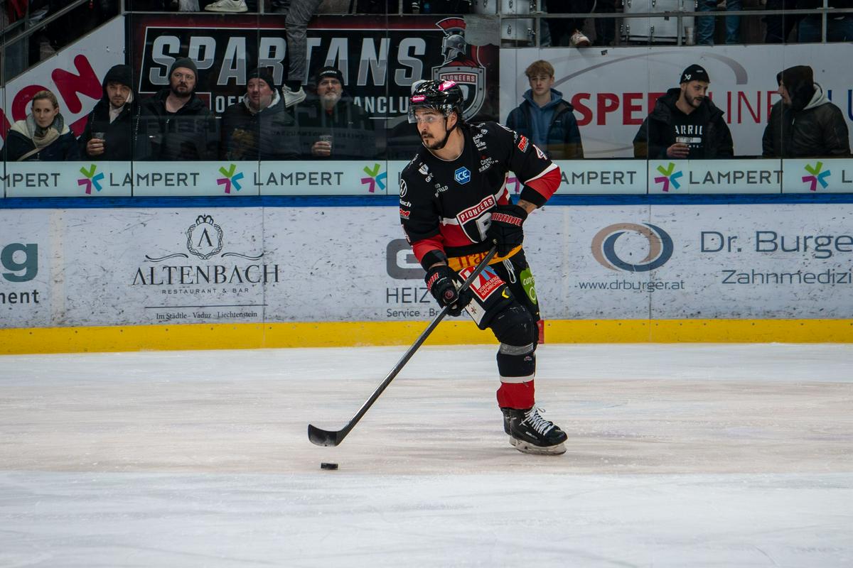 Clayton Kirichenko se je izkazal v dresu Vorarlberga, ki je v sezoni 2023/24 igral v končnici in tudi dobil dve tekmi proti KAC-u. Foto: Pioneers Vorarlberg Clayton Kirichenko se je izkazal v dresu Vorarlberga, ki je v sezoni 2023/24 igral v končnici in tudi dobil dve tekmi proti KAC-u. Foto: Pioneers Vorarlberg