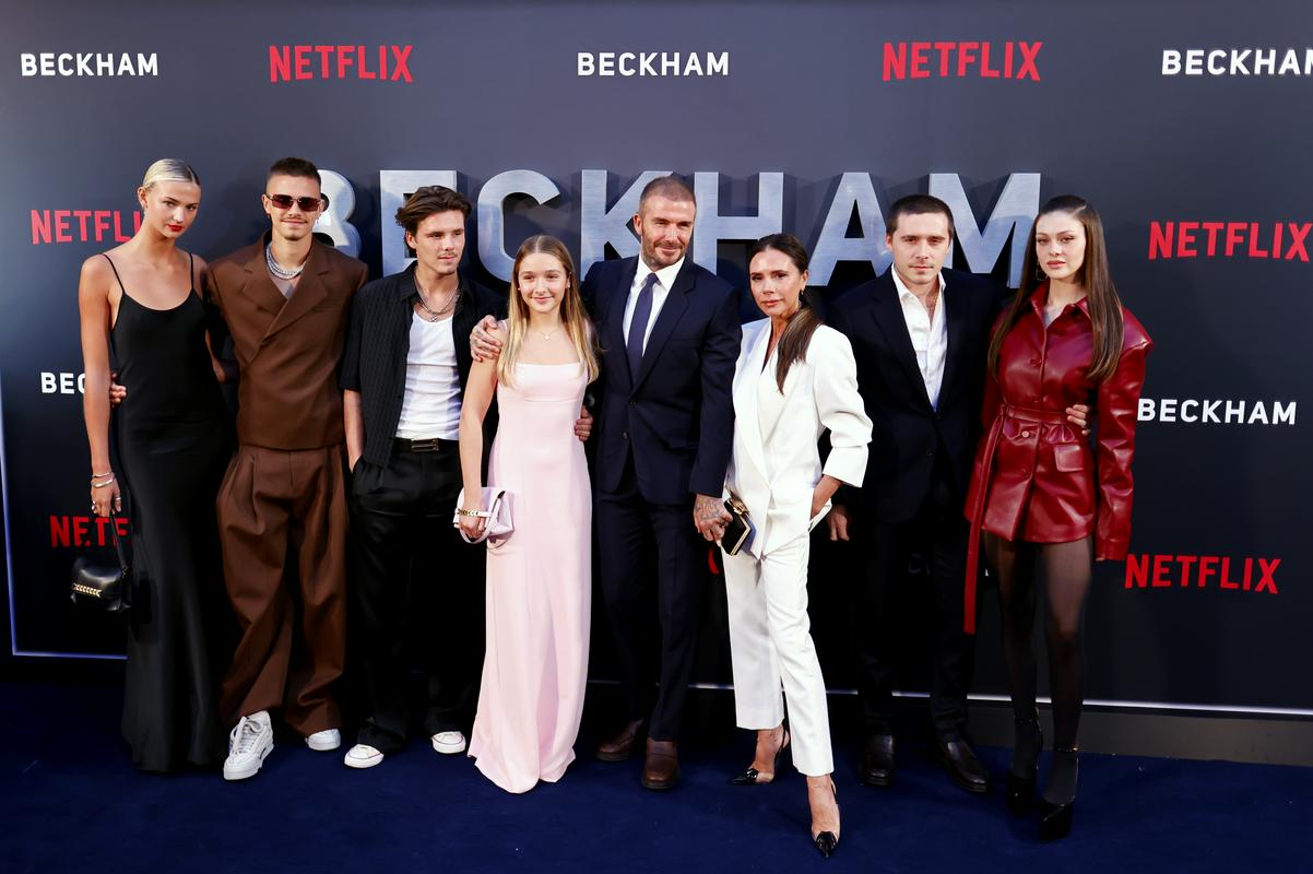 Razširjena družina Beckham (vključno z Brooklynom in Nicolo na desni) na premieri Netflixove dokumentarne serije Beckham leta 2023. Foto: EPA Razširjena družina Beckham (vključno z Brooklynom in Nicolo na desni) na premieri Netflixove dokumentarne serije Beckham leta 2023. Foto: EPA