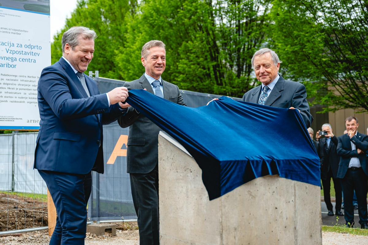 Podatkovni center bo predstavljal ključni infrastrukturni steber za vzpostavitev slovenske tovarne umetne inteligence. Foto: BoBo Podatkovni center bo predstavljal ključni infrastrukturni steber za vzpostavitev slovenske tovarne umetne inteligence. Foto: BoBo