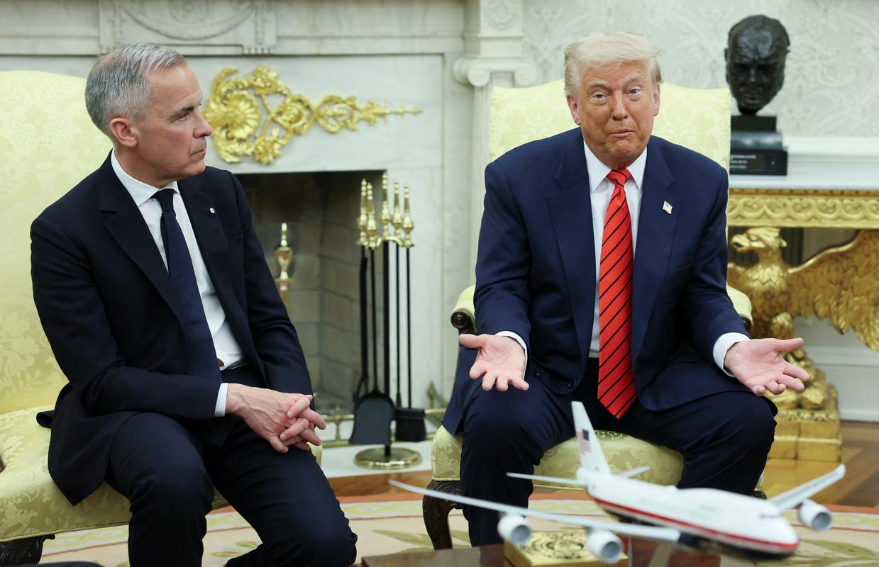 Trump je Carneyja sprejel v Ovalni pisarni Bele hiše. Foto: Reuters Trump je Carneyja sprejel v Ovalni pisarni Bele hiše. Foto: Reuters