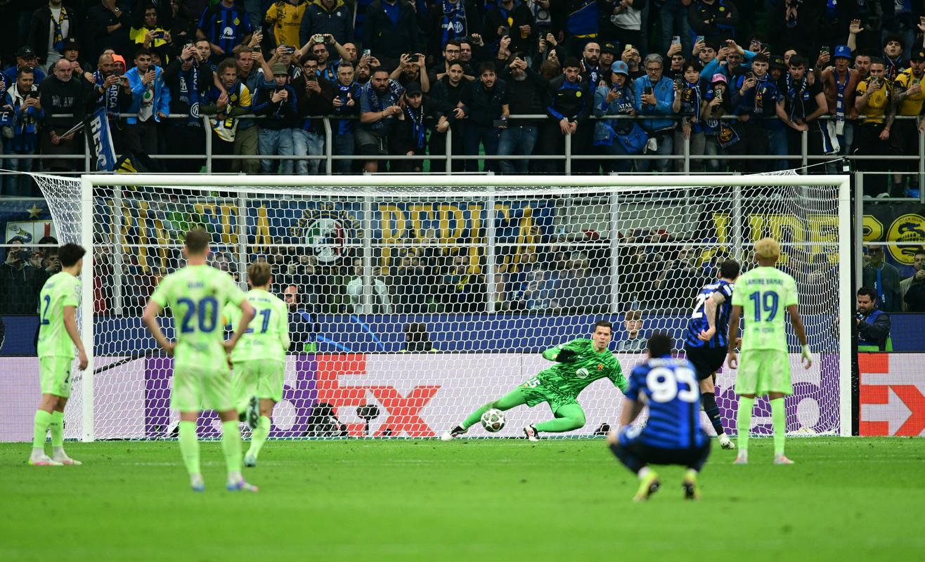 Hakan Çalhanoğlu je ob koncu prvega polčasa zanesljivo zadel 11-metrovko za 2:0. Foto: Reuters Hakan Çalhanoğlu je ob koncu prvega polčasa zanesljivo zadel 11-metrovko za 2:0. Foto: Reuters