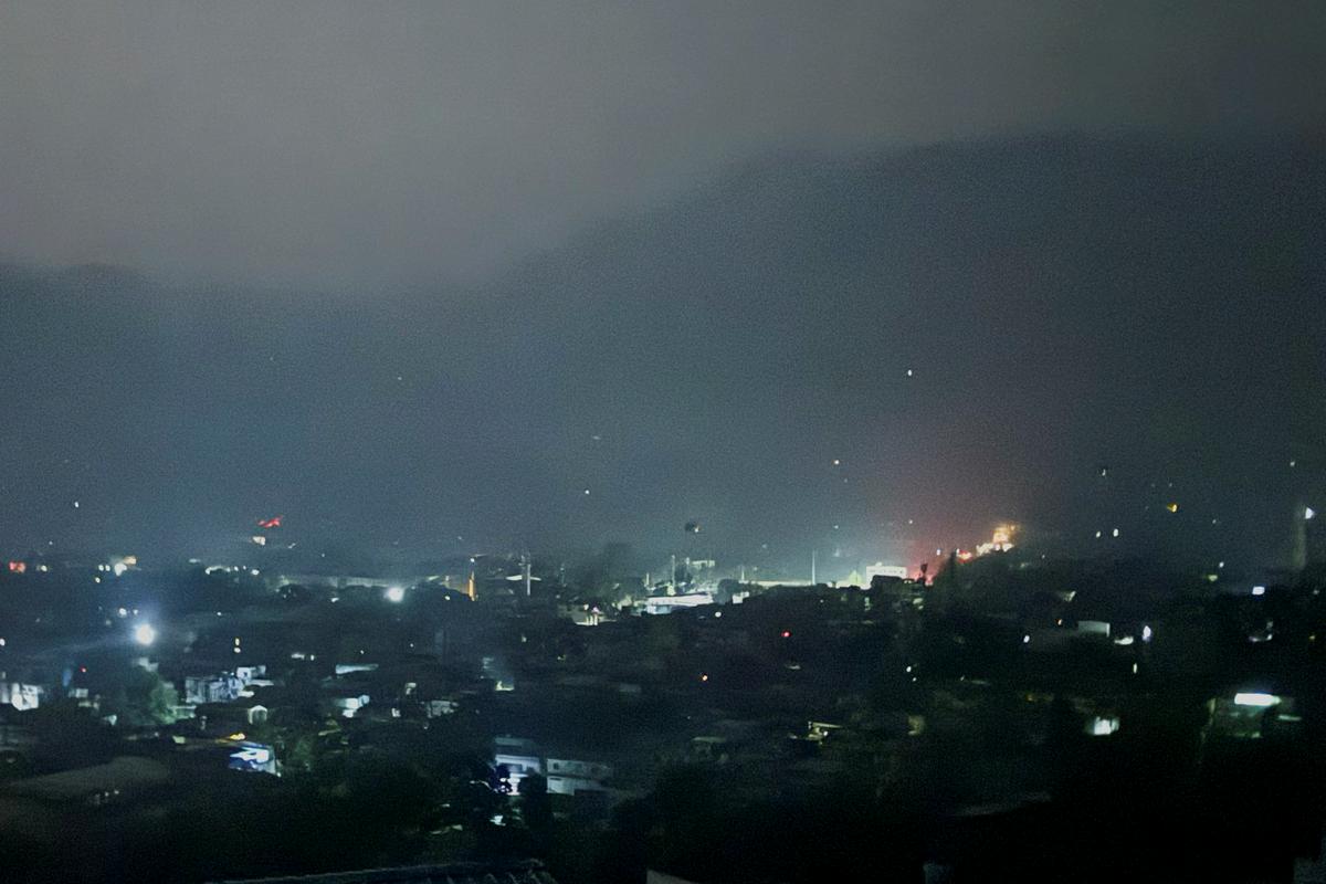 Pogled na eksplozije v mestu Muzafarabad v pakistanskem delu Kašmirja. Foto: Reuters Pogled na eksplozije v mestu Muzafarabad v pakistanskem delu Kašmirja. Foto: Reuters