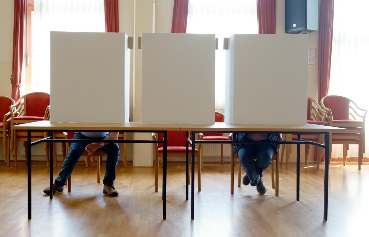 SDS predlaga, da premier na referendum veže nezaupnico. Golob: Janša naj sanja svoje sanje.