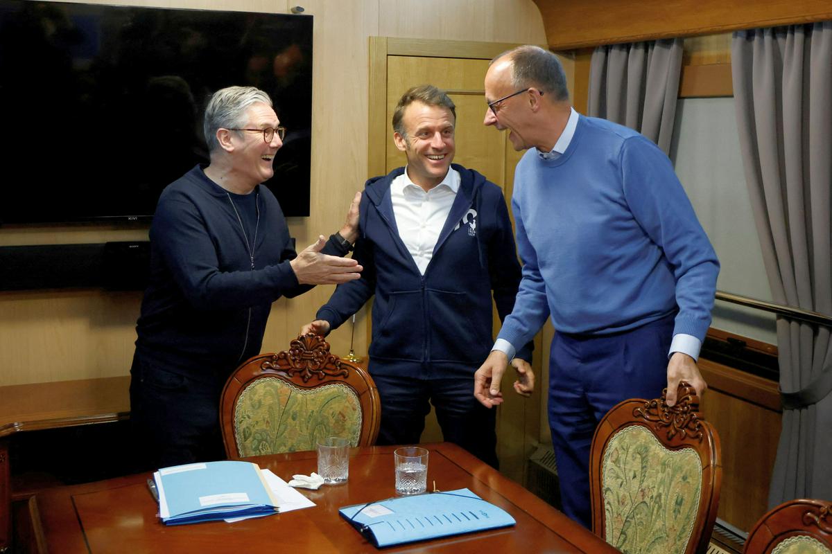 Macronov urad ostro proti dezinformaciji o kokainu na poti v Kijev