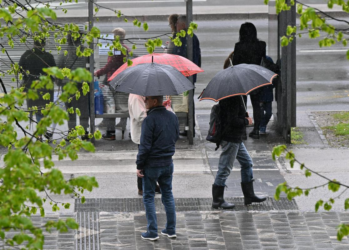 Slovenijo bodo popoldne zajele nevihte in plohe, precej se bo tudi ohladilo
