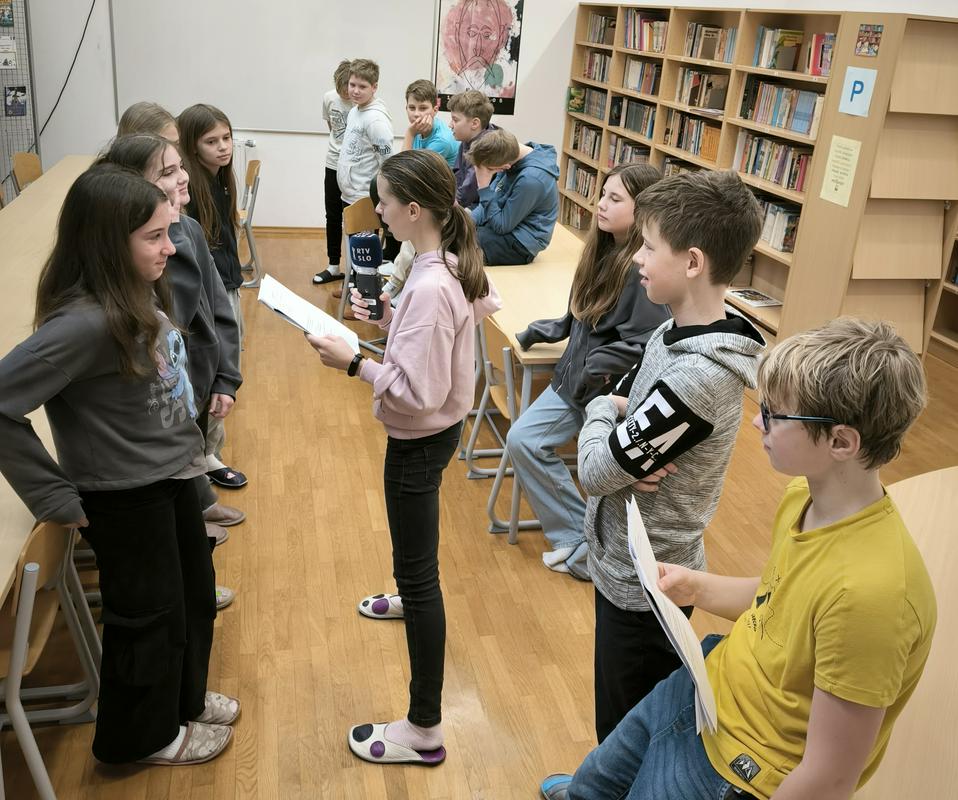 Katera šolska skupina novinarjev bo najbolj navdušila poslušalce in žirijo?