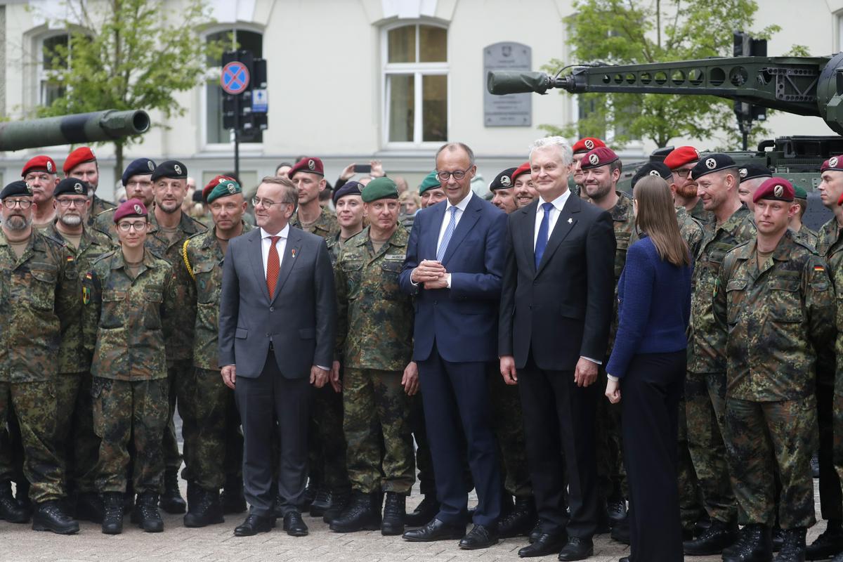 Merz v Litvi Rusijo označil kot grožnji varnosti v Evropi
