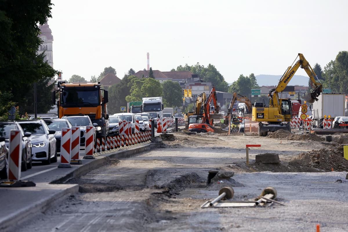 Številni zastoji na cestah in avtocestah, gorenjska cesta zaprta v smeri proti Ljubljani
