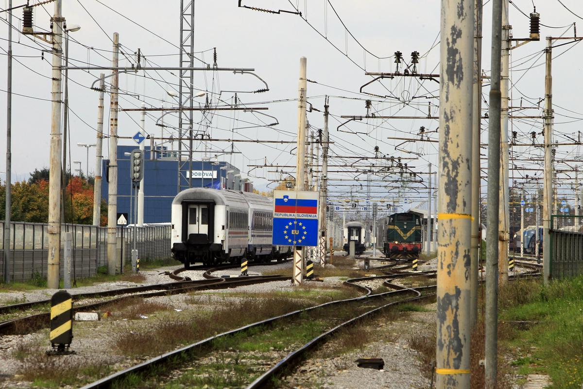 Na železniški postaji Dobova sta se iztirila dva vagona, eden je podrl električni drog