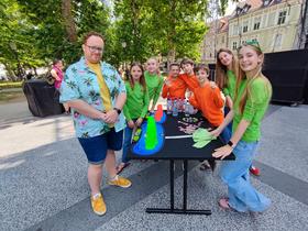 Voditelj Malih sivih celic Juš Milčinski in Firbcologi. Foto: Tanja Mojzer