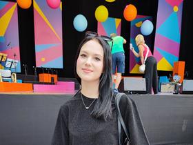 Pevka Zara Kregar, ki je skupaj z reperjem Benotom odpela uvodno pesem za serijo Prvič. Foto: Tanja Mojzer