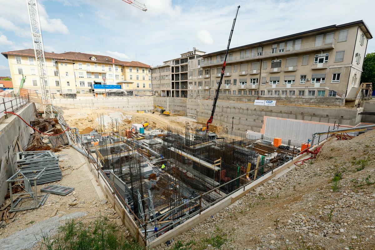 Položen temeljni kamen za novo infekcijsko kliniko v Ljubljani. Projekt naj bi bil končan leta 2030.