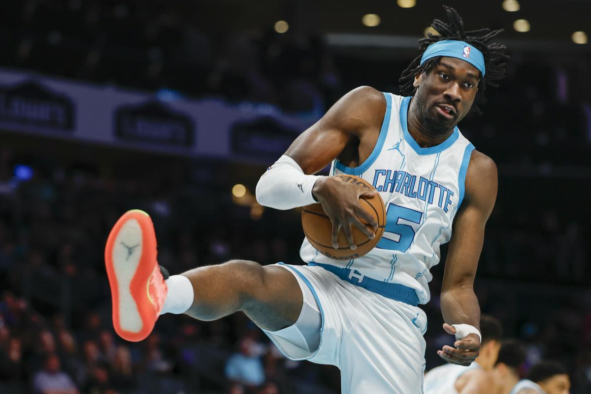 Nesojeni center Lakersov se seli v Phoenix