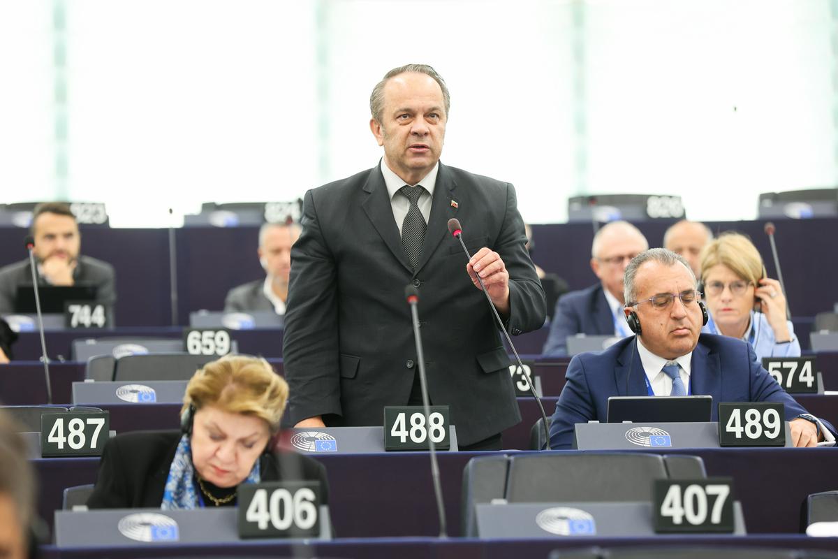 Predlog nezaupnice Evropski komisiji. Grims je podpis umaknil.